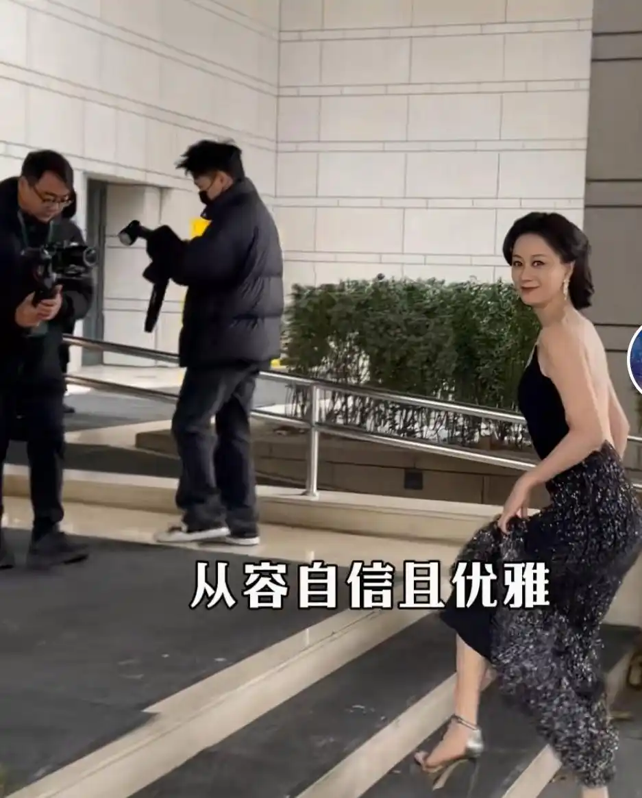 女明星冬天红毯穿搭_女明星的冬装_倪虹洁露背长裙红毯